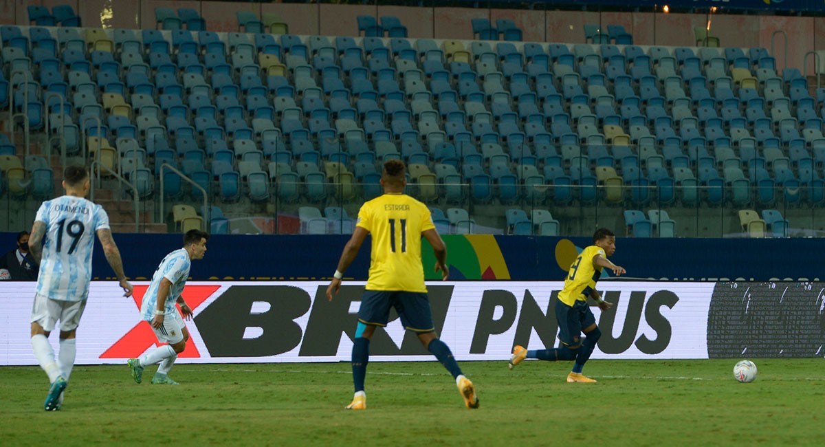 Argentina, a medio gas, se impone a Ecuador para instalarse en semifinales
