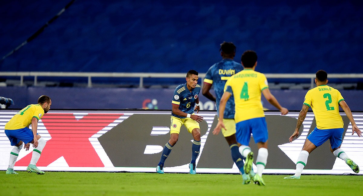 Colombia cae ante Brasil con polémica, pero va a cuartos
