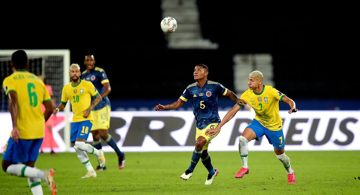 Colombia cae ante Brasil con polémica, pero va a cuartos